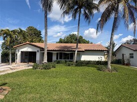 10403 NW 80th Ct in Tamarac, FL - Building Photo