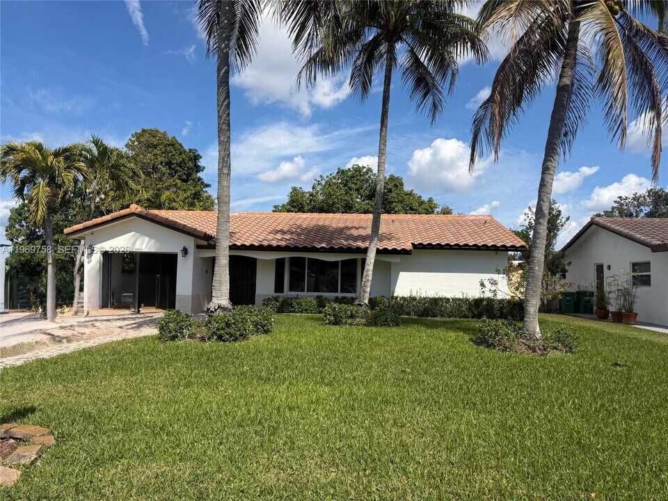 10403 NW 80th Ct in Tamarac, FL - Building Photo