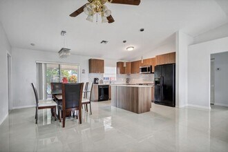 113 Madrid St in Royal Palm Beach, FL - Building Photo - Building Photo