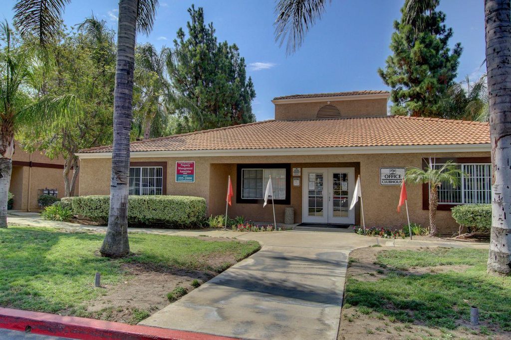 Oasis Townhouse in Fontana, CA - Building Photo