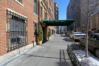 35 W 92nd St in New York, NY - Building Photo - Building Photo