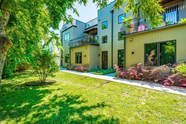 property at 206 E Live Oak St