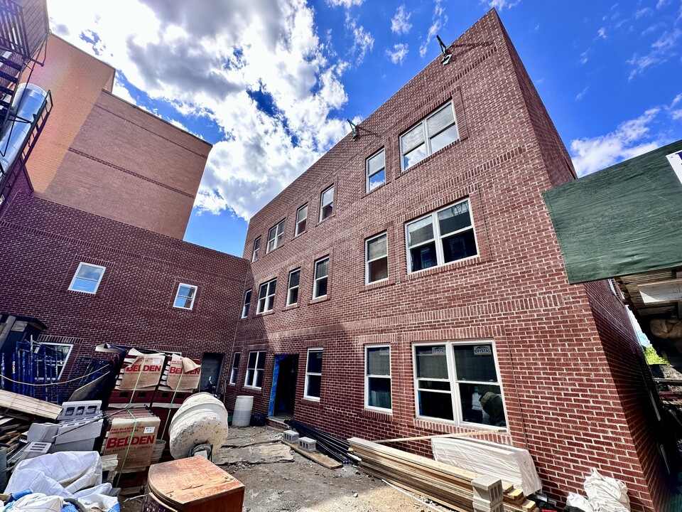 47-12 102nd St in Corona, NY - Building Photo