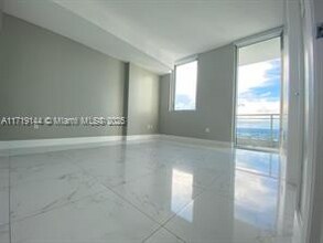92 SW 3rd St, Unit # 5206 in Miami, FL - Building Photo - Building Photo