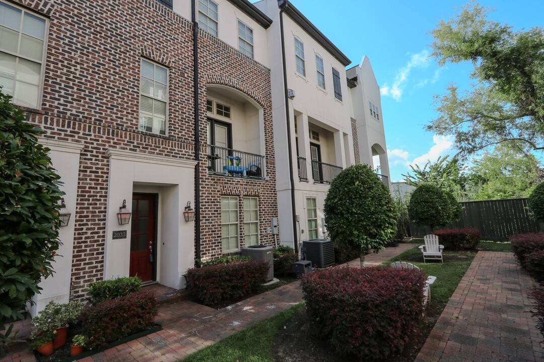 2033 Fannin Station N in Houston, TX - Building Photo