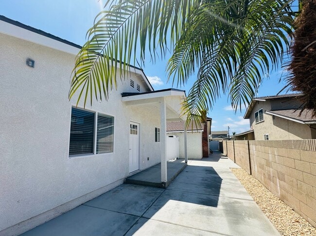 16798 Willow Cir in Fountain Valley, CA - Building Photo - Building Photo