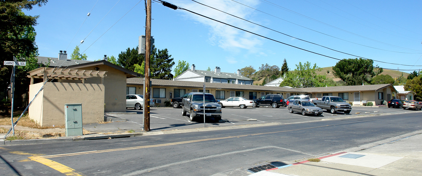 28 Camino Del Sol in Martinez, CA - Foto de edificio