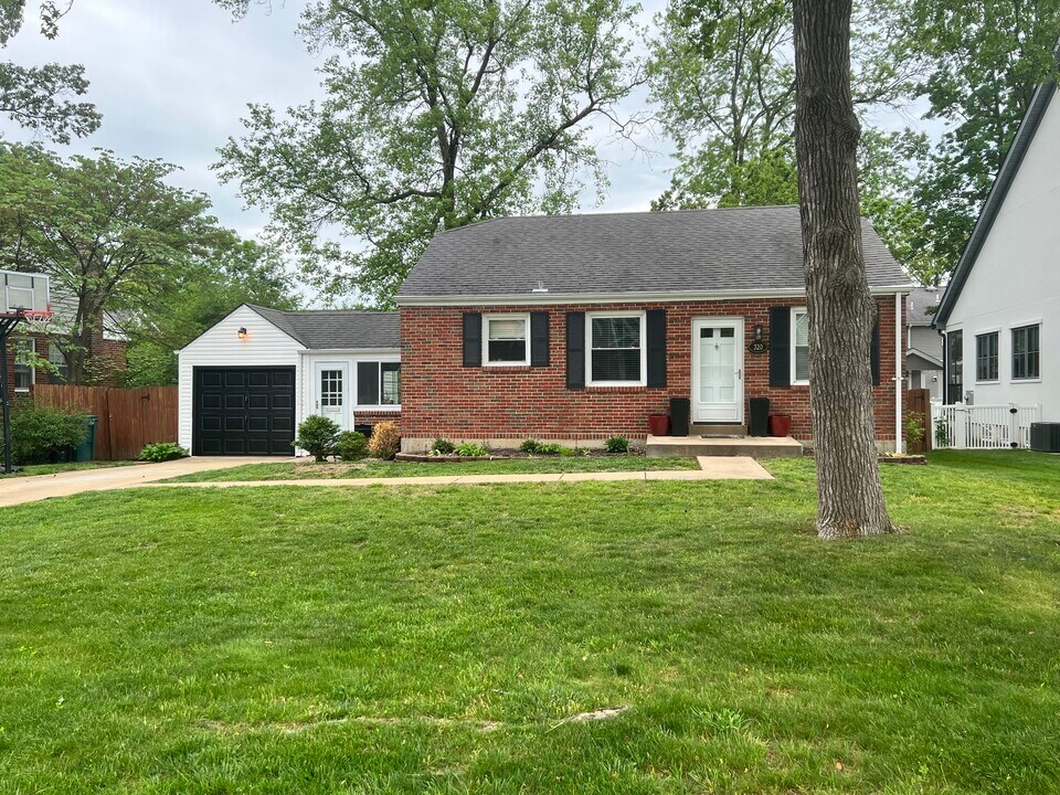 320 Fairway Ln in Kirkwood, MO - Building Photo