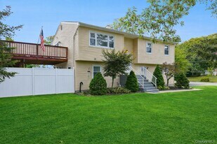 308 Browns Rd in Nesconset, NY - Building Photo