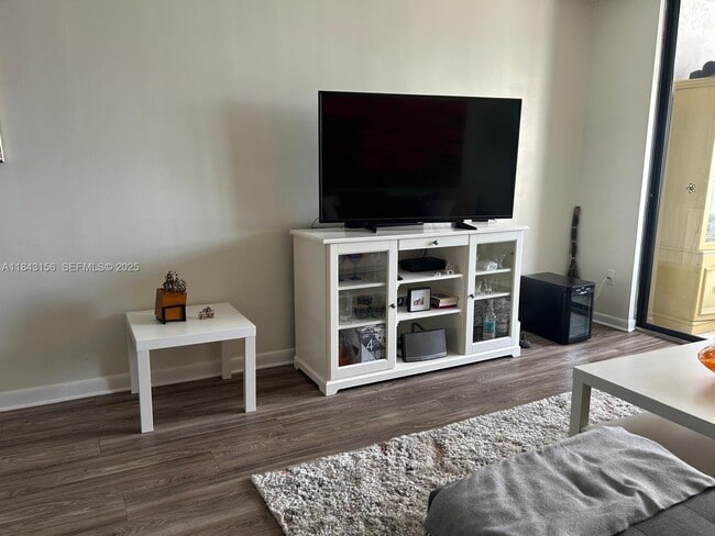 property at 2851 Somerset Dr