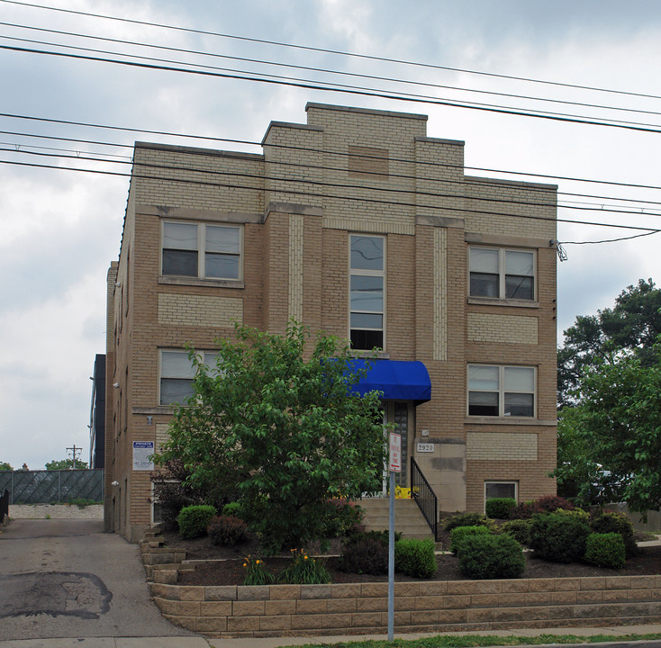 2920-2928 Burnet Ave in Cincinnati, OH - Foto de edificio