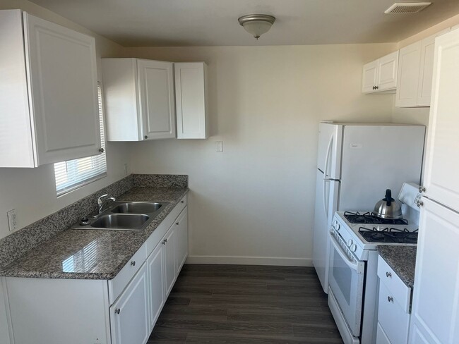 1335 Lemon St in Oceanside, CA - Foto de edificio - Building Photo