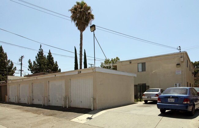 219 E Orangewood Ave in Anaheim, CA - Building Photo - Building Photo