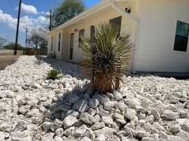 415 10th St, Unit 108 in Bandera, TX - Building Photo