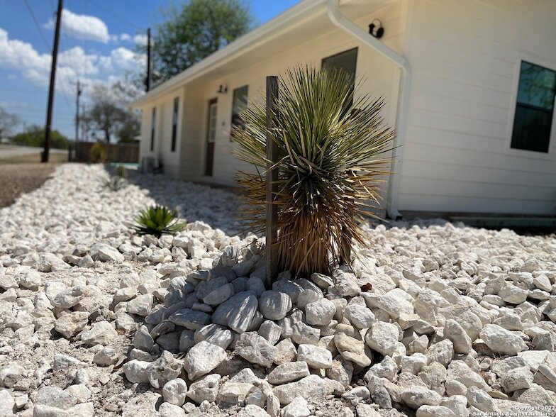 415 10th St, Unit 108 in Bandera, TX - Building Photo