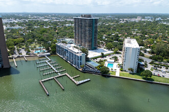 Palm Bay Club in Miami, FL - Foto de edificio - Building Photo