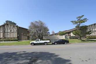 The Oaks Apartments in Thousand Oaks, CA - Building Photo - Building Photo