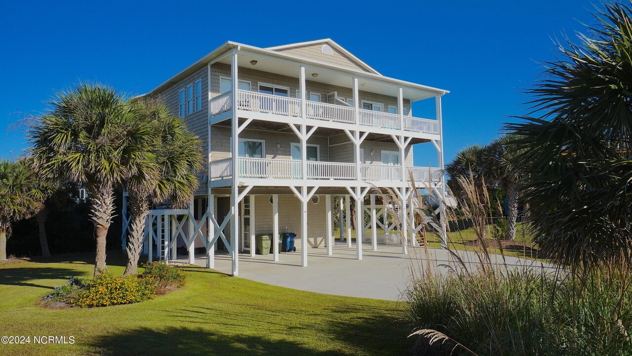 105 Inlet Ct in Emerald Isle, NC - Foto de edificio