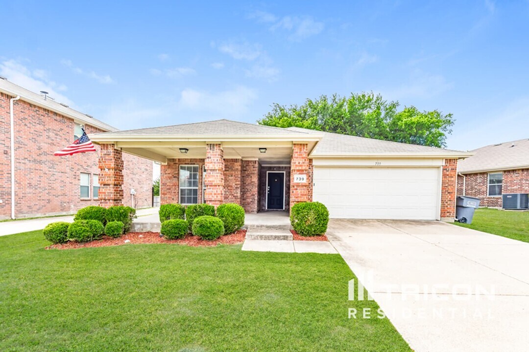 739 Lentisco Dr in Lancaster, TX - Building Photo