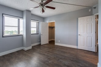 Clear Lake Place in Houston, TX - Building Photo - Interior Photo