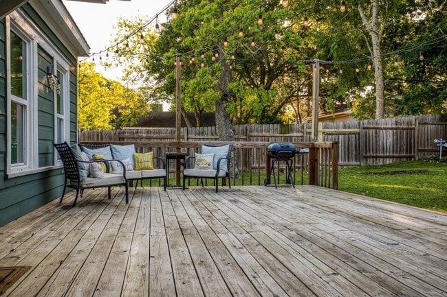 property at 909 W Main St