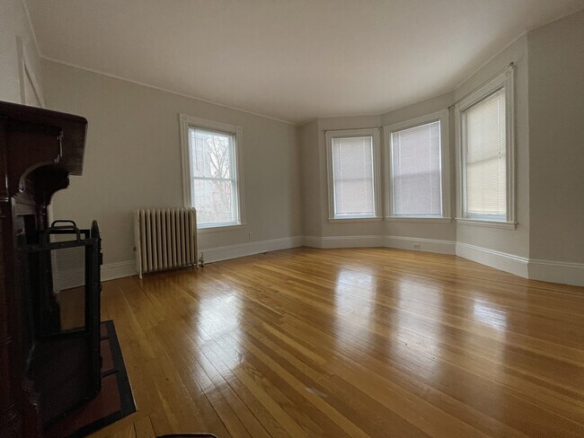 11 Maple Cir in Newton, MA - Foto de edificio - Building Photo