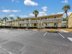 4617 Bayshore Dr in Naples, FL - Building Photo