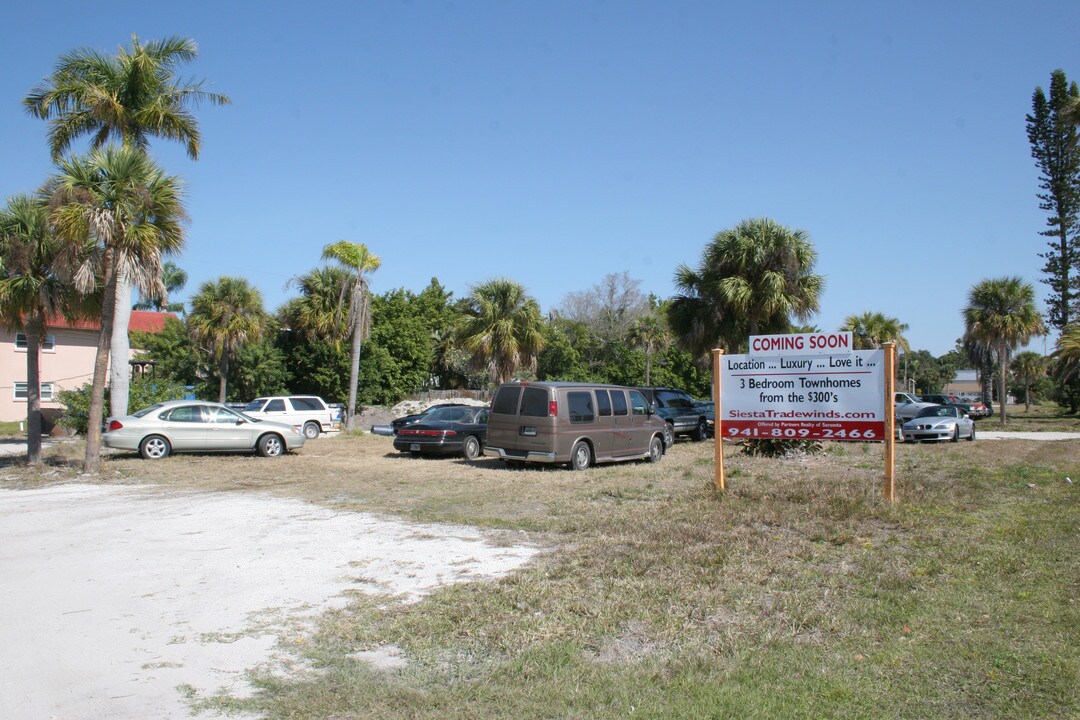 1607 Stickney Point Rd in Sarasota, FL - Building Photo