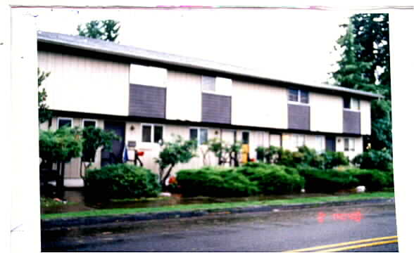 222 NW 12th Ave in Camas, WA - Foto de edificio