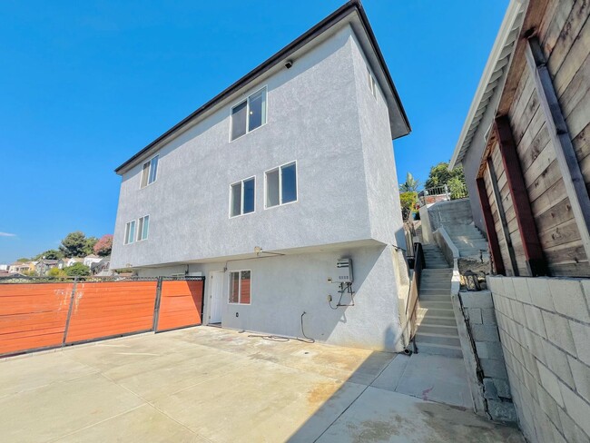 1025 N Rowan Ave in Los Angeles, CA - Building Photo - Building Photo