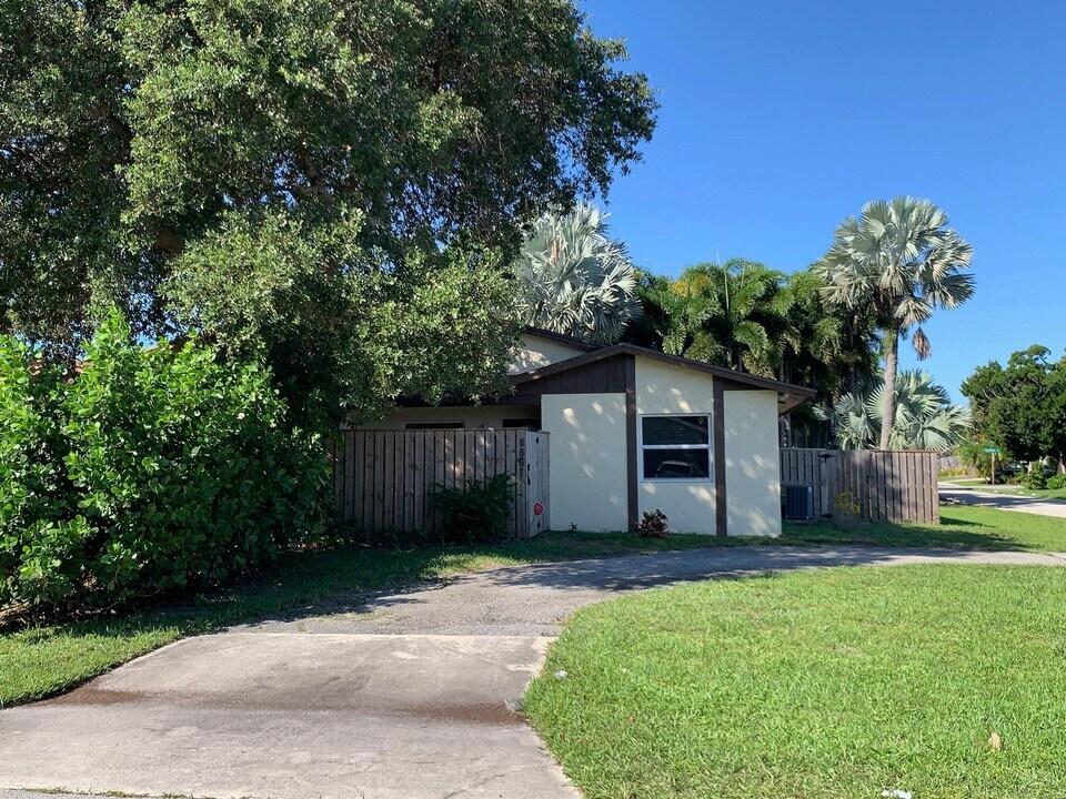 8667 Uranus Terrace in West Palm Beach, FL - Building Photo