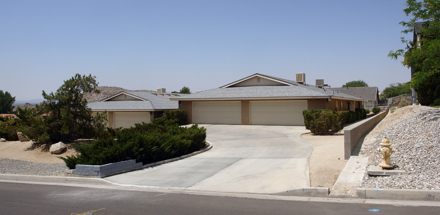 16156 Wato Rd in Apple Valley, CA - Foto de edificio