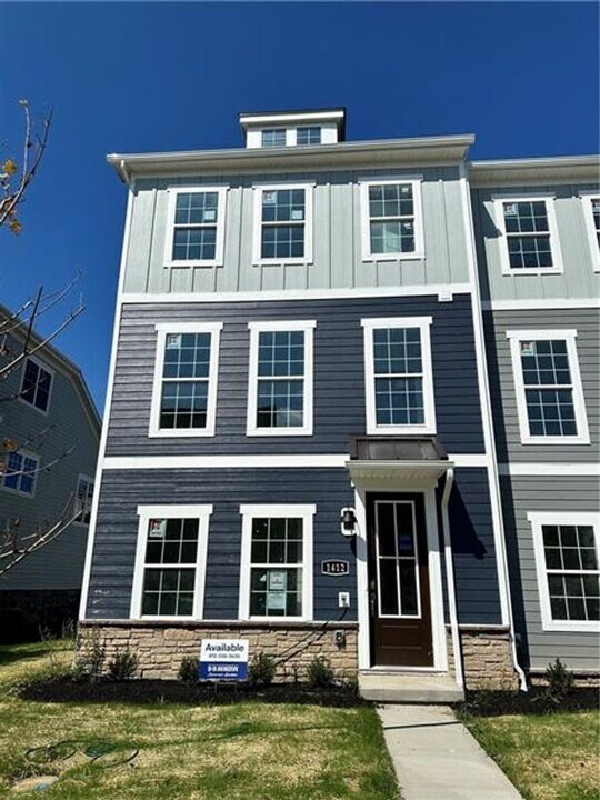 1412 Commons Ln in Bridgeville, PA - Building Photo