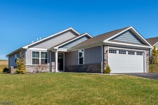 60 Coventry Rd in Hamburg, NJ - Building Photo