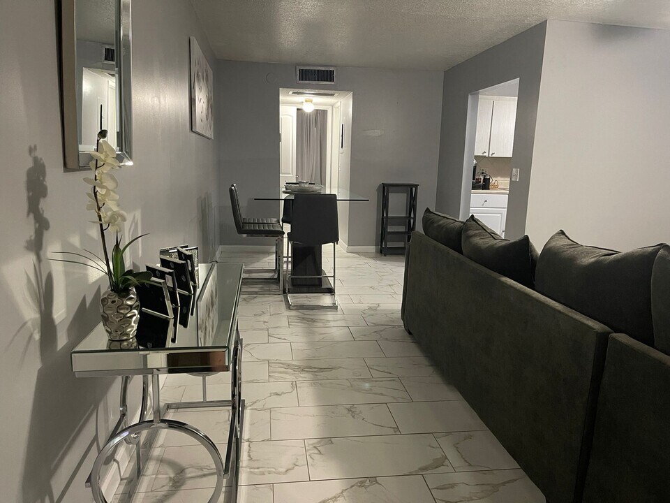 2200 Springdale Blvd, Unit 314 in Palm Springs, FL - Foto de edificio