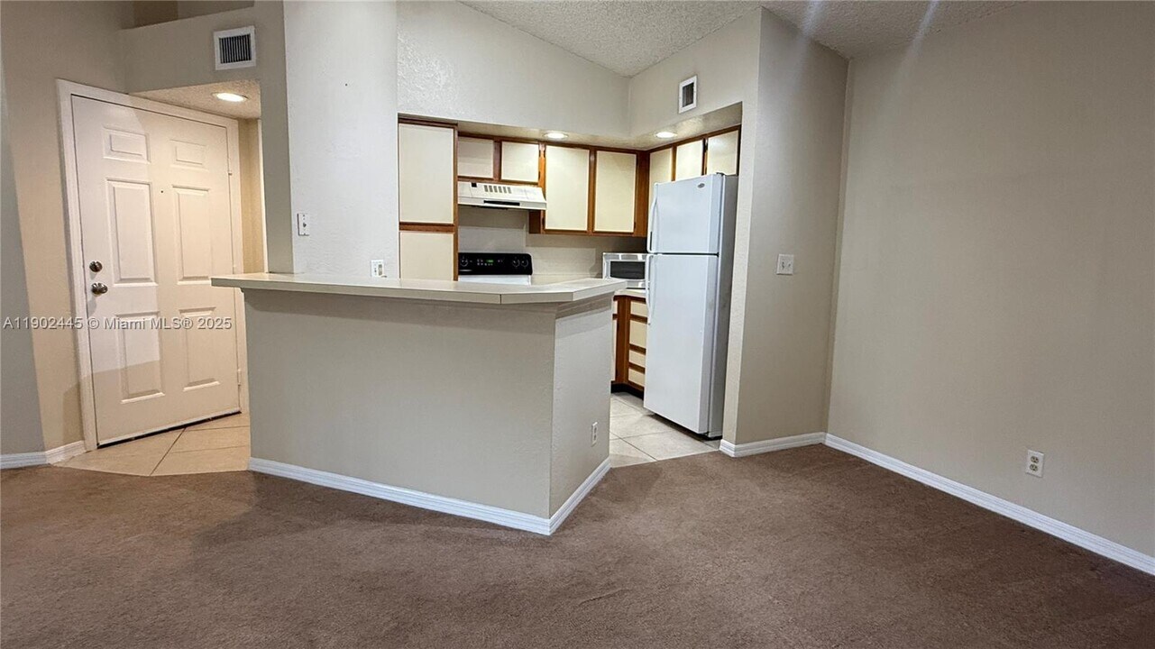 3470 Pinewalk Dr N in Margate, FL - Building Photo