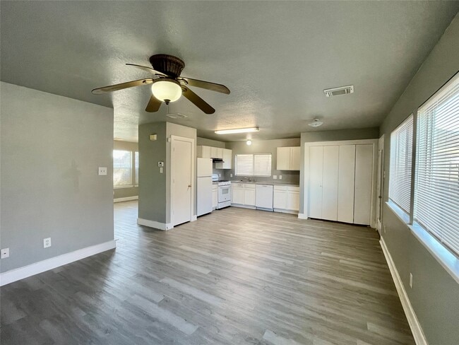 property at 6103 Settlers Square Ln