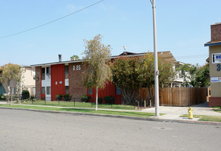 325 E Leatrice Ln in Anaheim, CA - Building Photo - Building Photo