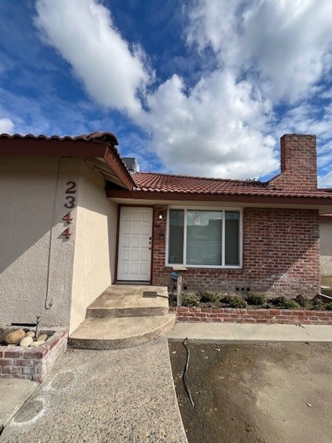 2344 W Walnut Ave in Visalia, CA - Building Photo - Building Photo