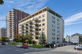 The Mansions in Calgary, AB - Building Photo - Building Photo