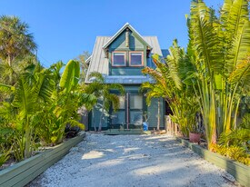 5113 31st Ave S, Unit 1 in Gulfport, FL - Building Photo