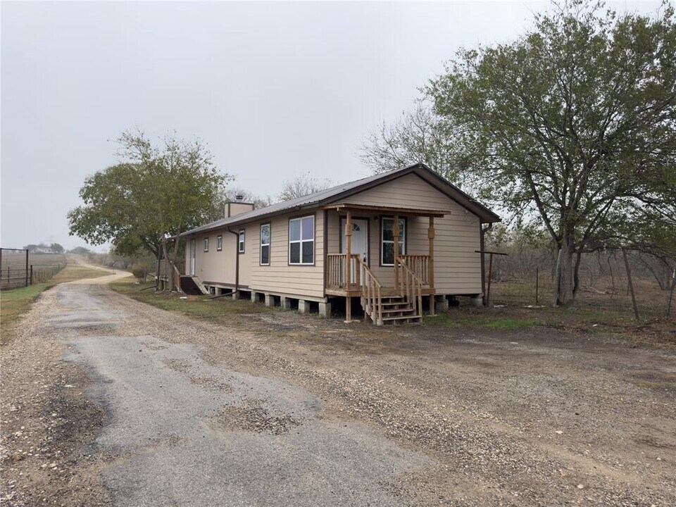 100 Simmons Family Farm Rd in Lockhart, TX - Building Photo