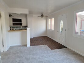 641 Shalimar Dr, Unit Apt B in Costa Mesa, CA - Building Photo