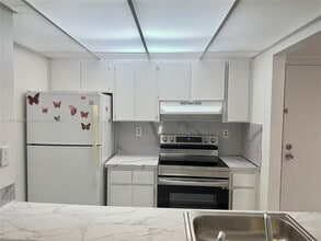 7125 NW 186th St, Unit B401 in Hialeah, FL - Building Photo - Building Photo