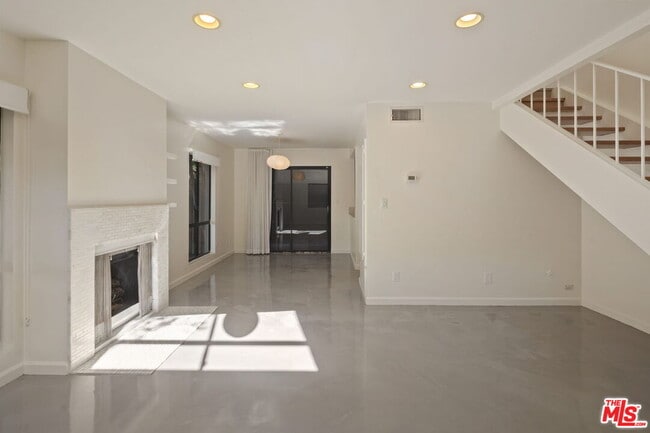 3010 Colorado Ave in Santa Monica, CA - Building Photo - Building Photo