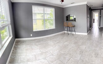 214 Columbia Dr in Tampa, FL - Building Photo