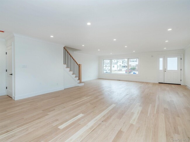 35 Dunwood Rd in Port Washington, NY - Building Photo - Building Photo