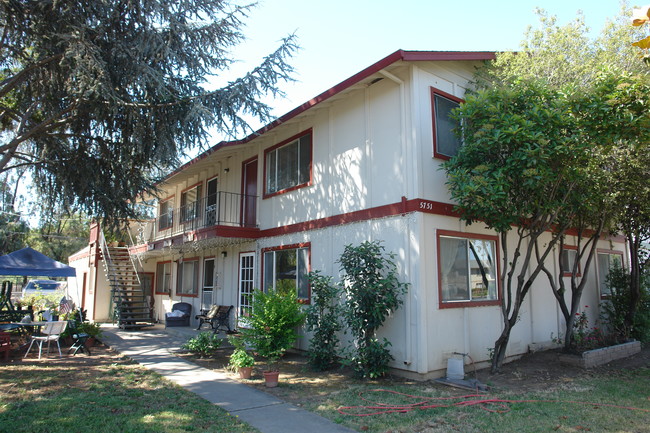 5751 Via Monte Dr in San Jose, CA - Foto de edificio - Building Photo