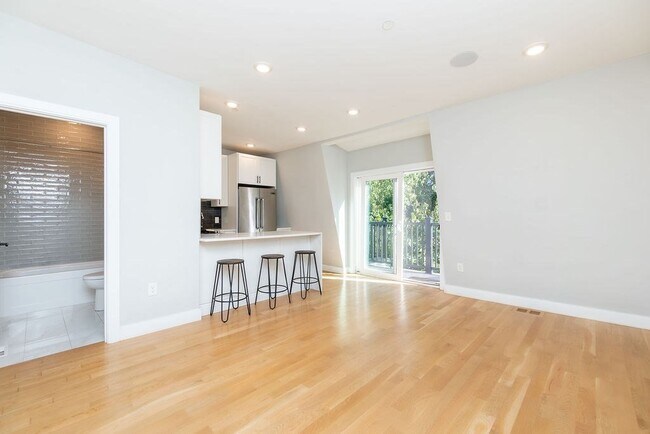 49 Lexington St, Unit #3 in Boston, MA - Building Photo - Building Photo