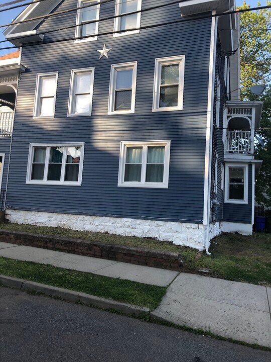 13 S 1st St, Unit Fl 2 in Meriden, CT - Foto de edificio